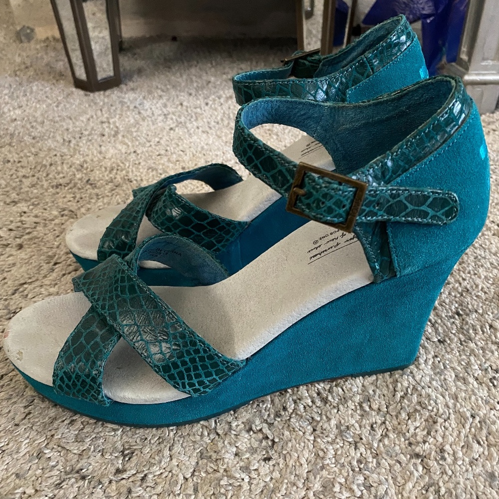 Toms Suede Wedge
